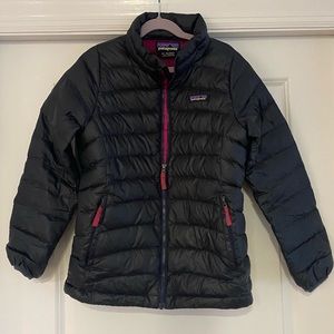 Patagonia Girls Medium (10) puffer coat. Navy with Magenta Trim